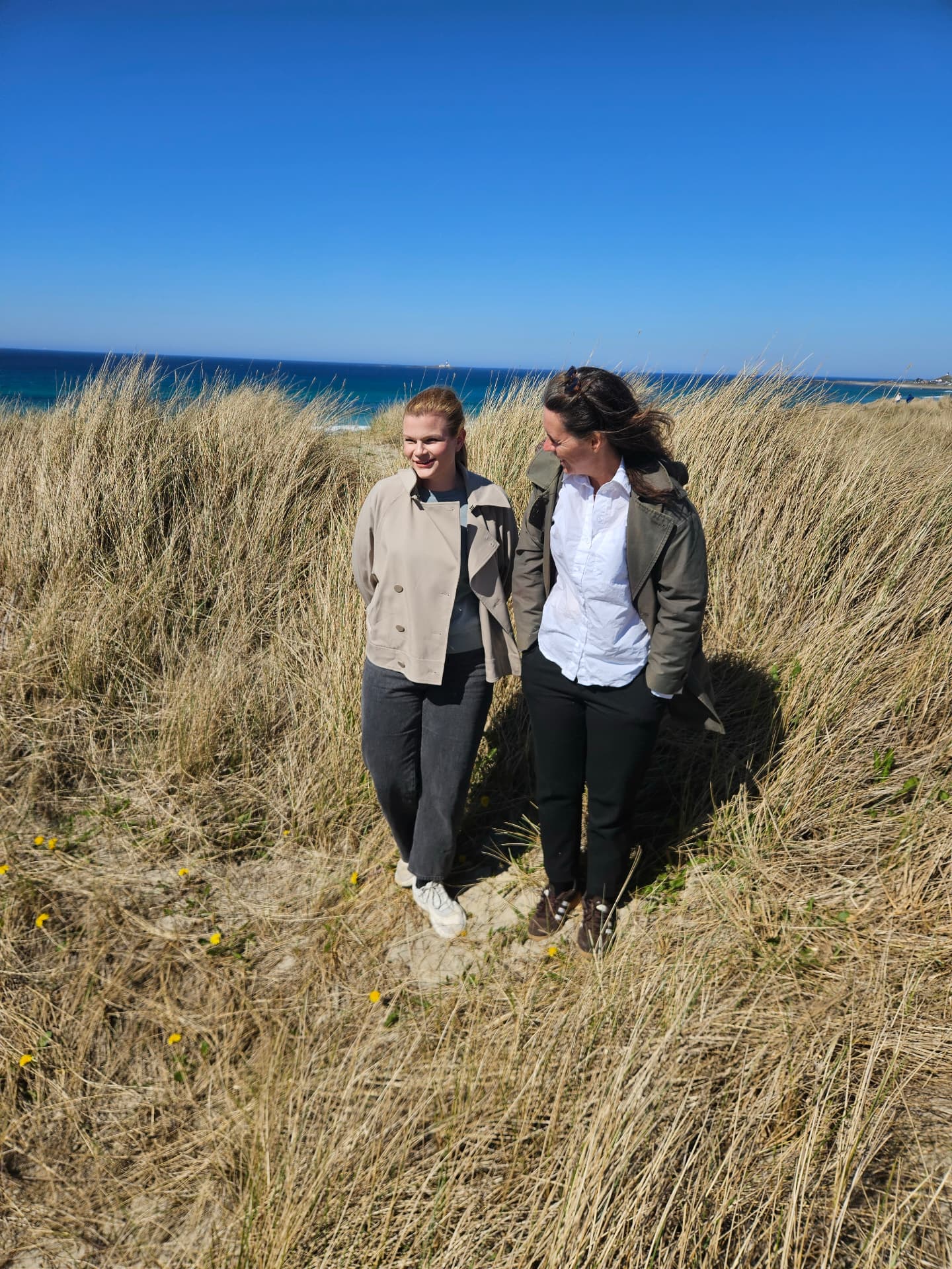 Sisilie og Therese, grunnleggerne av Hjemme med oss, på stranden