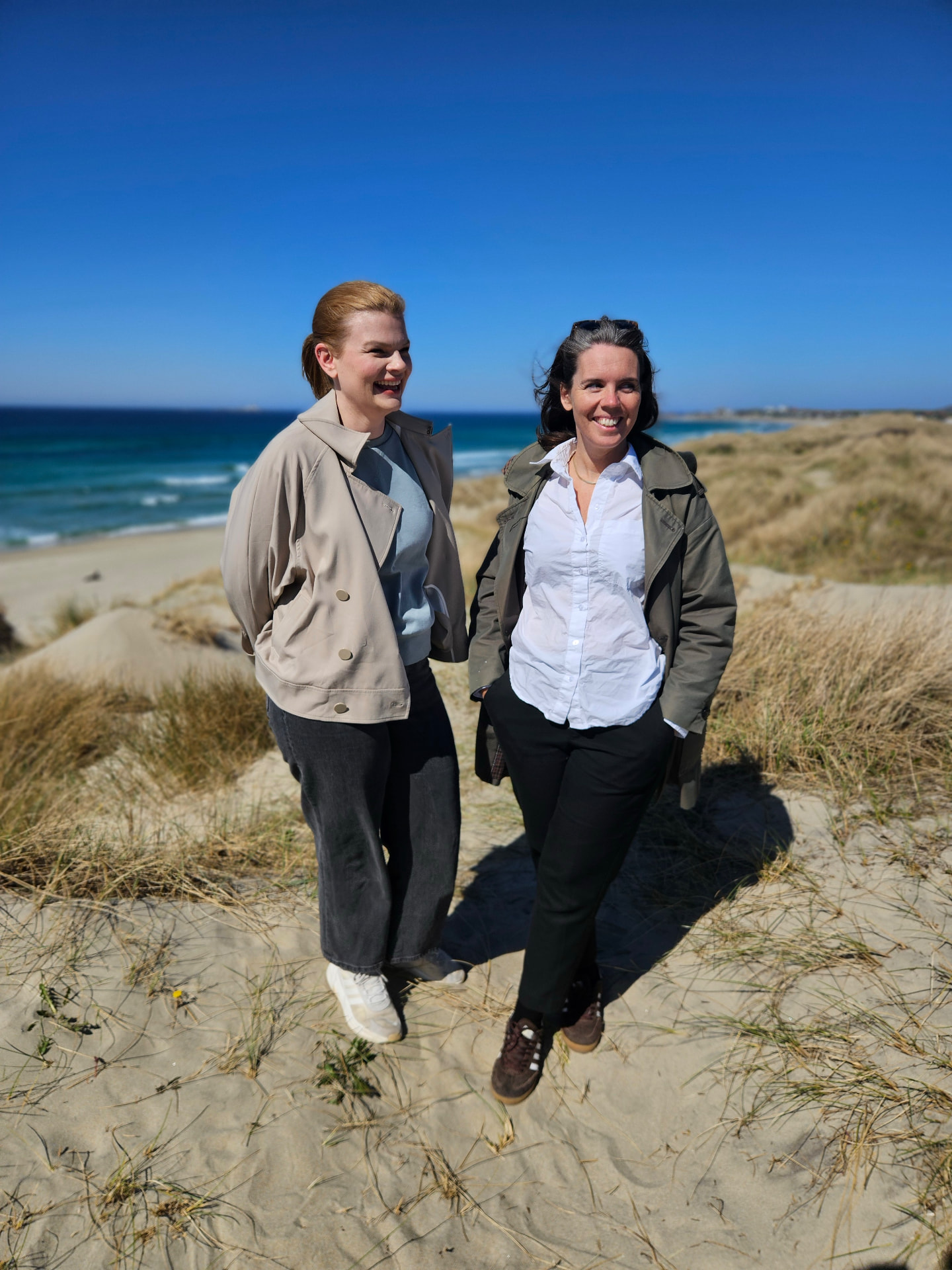 Sisilie og Therese, grunnleggerne av Hjemme med oss, på stranden